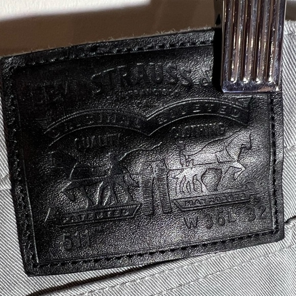 Men’s EUC Levi’s 36W 32L Gray Denim Structured Cotton Jeans Pants - Picture 9 of 11